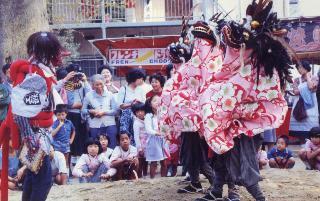 照片：青渭神社的狮子舞