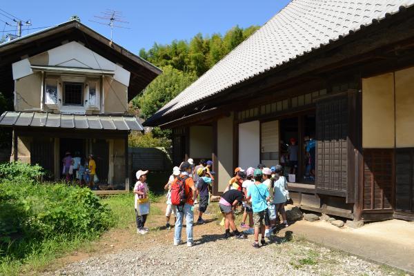 照片：参观古民居的情景