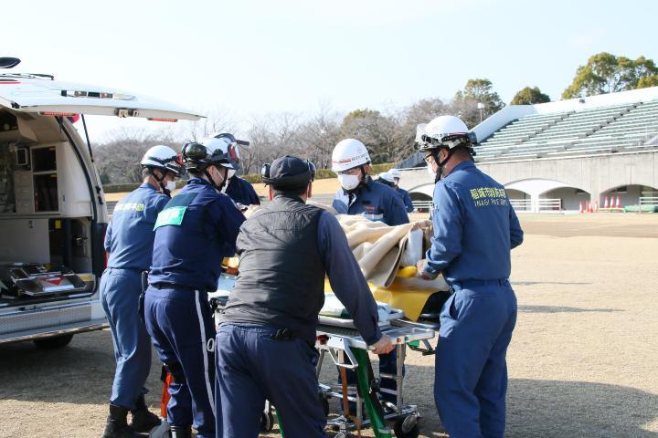 照片：从稲城市消防总部向救护直升机交接患者