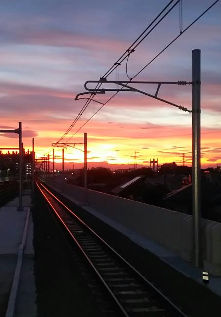 映照在夕阳下的铁路
