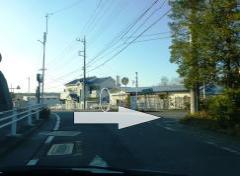 看到指示牌后右转进入小田通。