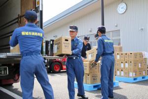 Photo: Loading support supplies onto the disaster emergency supply transport vehicle