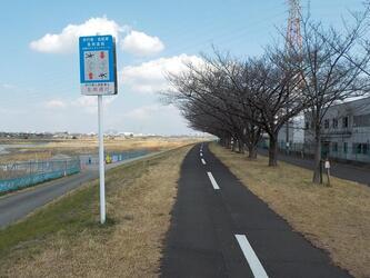 Photo: Installation of left-side traffic sign 1