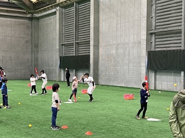 Photo: Yomiuri Giants Women's Team Parent-Child Baseball Class Scene 1