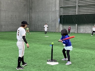 Photo: Scene from the parent-child baseball class by the Yomiuri Giants women's team 3