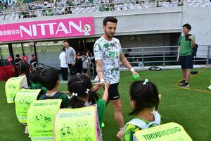 Photo: Children high-fiving the players