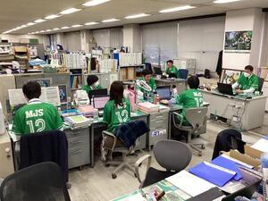 Photo: City Hall staff wearing Tokyo Verdy shirts