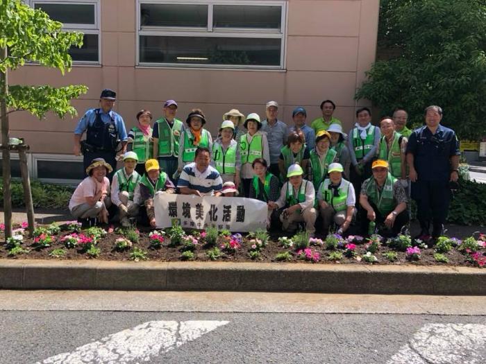 Photo: Members of the Tama Inagi Crime Prevention Association