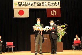 Photo: Presentation of commemorative gifts from Ozora Town to Inagi City