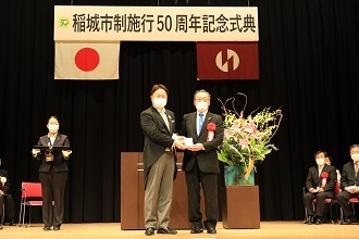 Photo: Presentation of souvenirs to the Friendship City of Nozawa Onsen Village