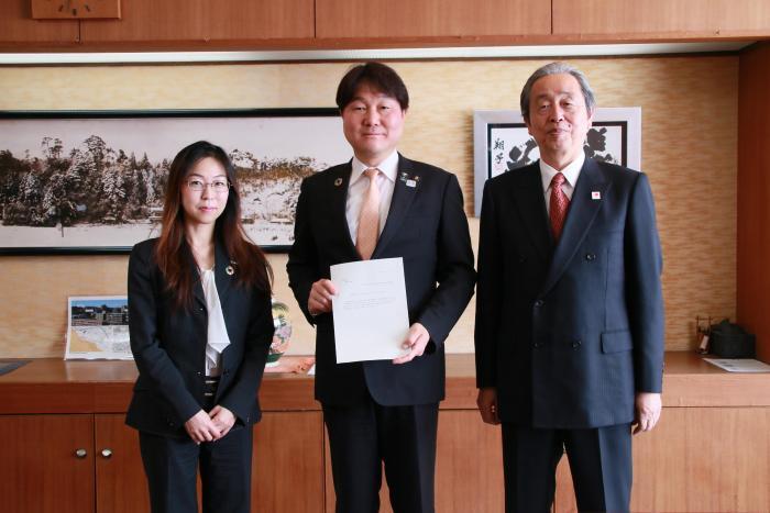 Photo: Chairperson Nakamura, Mayor Takahashi, Vice Chairperson Kakuta