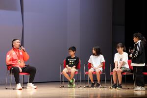 Photo: Player Hagiwara and Nagamine Elementary School children