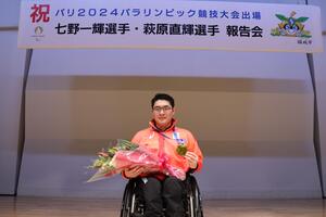 Photo: Player Nanano holding a bouquet for a commemorative photo