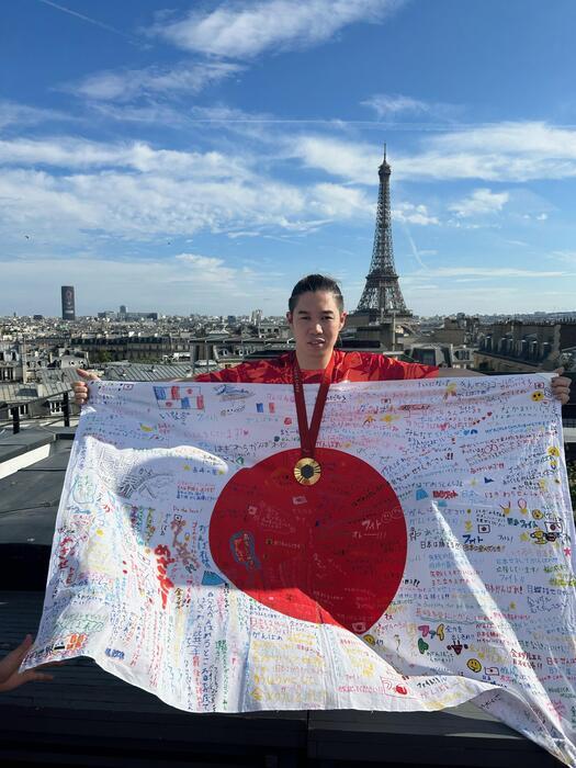 Photo: Athlete Hagiwara raising the national flag in Paris