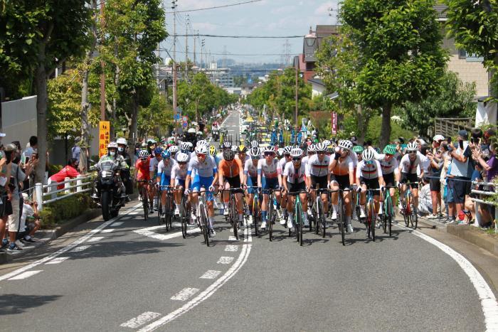 Photo: Athletes running up Tateidai Kobushi Street