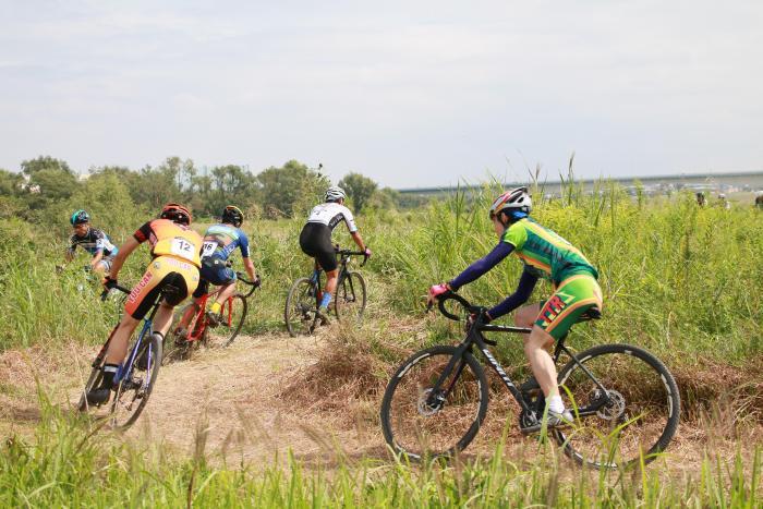 Photo: Athletes turning the corner