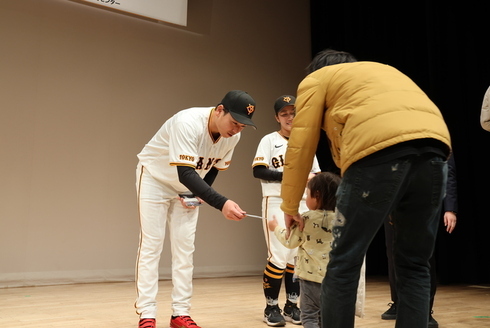 Player Ryusuke Kita interacting with visitors