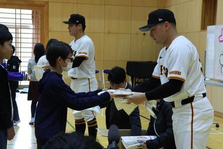 Photo: The scene of handing over a present