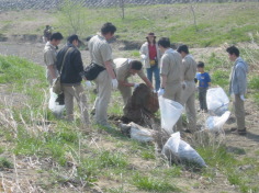 Image: Cleaning up the Tama River