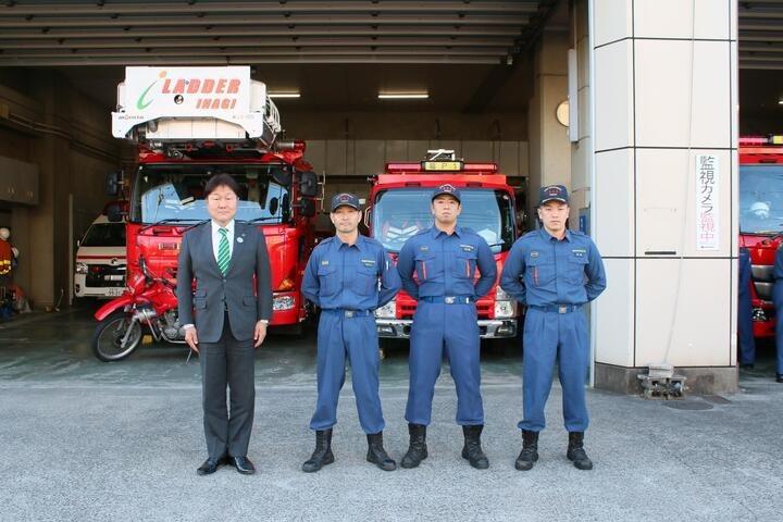 Image of Mayor Takahashi and the second dispatched members of the emergency fire aid team
