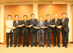 Handshake between the eight mayors