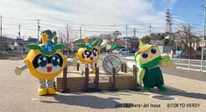 Nashinosuke and Rivern pose in front of Nashinosuke's clock tower