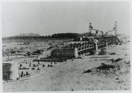Construction of the Tamagawara Bridge (photographed in 1935, courtesy of Jiro Kawashima)