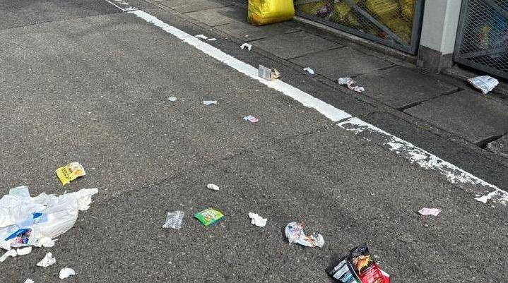 Photo: Scattered garbage