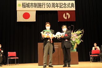 Ozora-cho presents Inagi-shi with a commemorative gift for the 30th anniversary of the sister city relationship