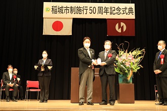 Presentation of a commemorative gift to friendship city Soma City