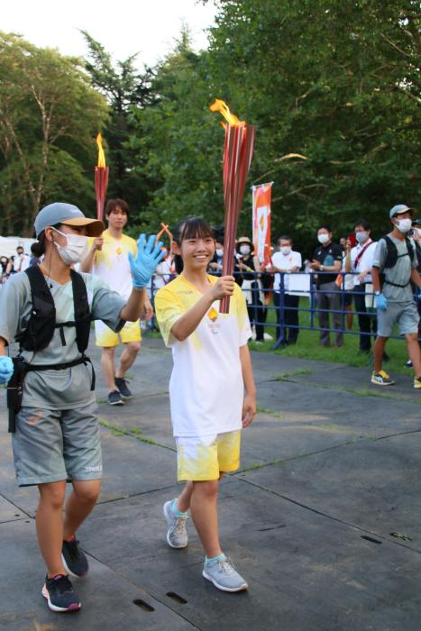 Image: Torchbearers holding the torch (August 23, Kinuta Park)