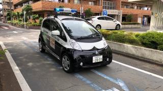 Foto: Vehículo de patrullaje de seguridad con luz rotativa azul