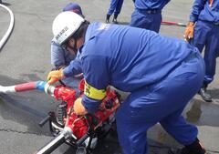 Foto: Entrenamiento sobre el manejo de bombas de incendio portátiles y pequeñas