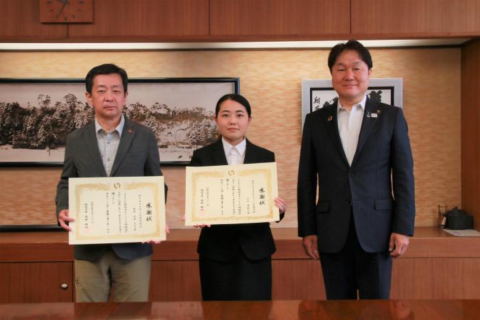 Foto: (de izquierda a derecha) Profesor Tazawa, Sr. Kodama, Alcalde Takahashi