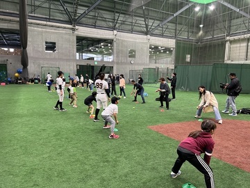 Foto: Actividad del taller de béisbol para padres e hijos por el equipo femenino de Yomiuri Giants 2