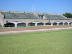 Foto: Tribuna principal del campo deportivo