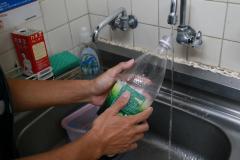 Foto: Enjuagando una botella de plástico