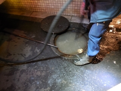 Foto: Tubería de alcantarillado público obstruida (pozo de aguas residuales público)