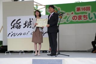 Foto: Entrega del certificado de agradecimiento de parte del alcalde Takahashi a Kimura-san