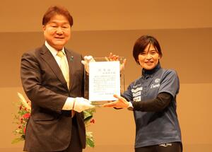 Ceremonia de certificación de Yoshiko Sugiura