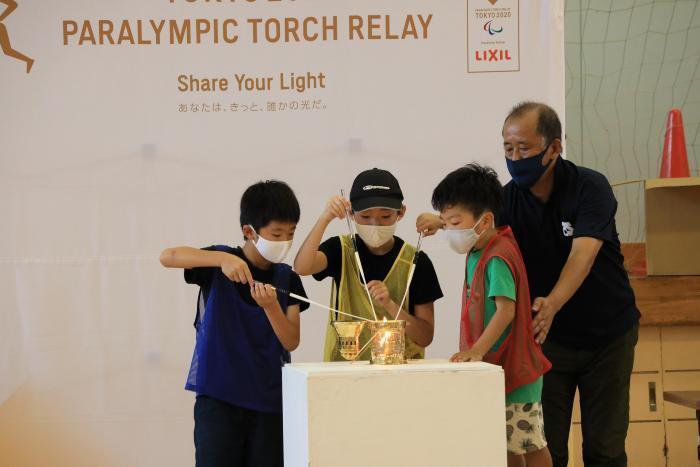 Foto: Niños encendiendo linternas