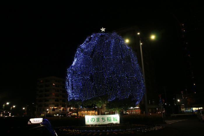 Foto: Iluminación en la rotonda del lado sur de la Estación Inagi