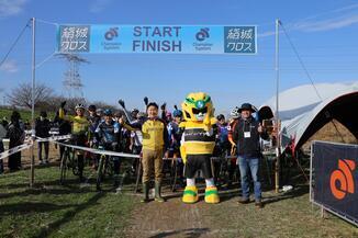 Foto: Alcalde de la Ciudad de Inagi y los guerreros Onikan junto a los competidores antes de la carrera