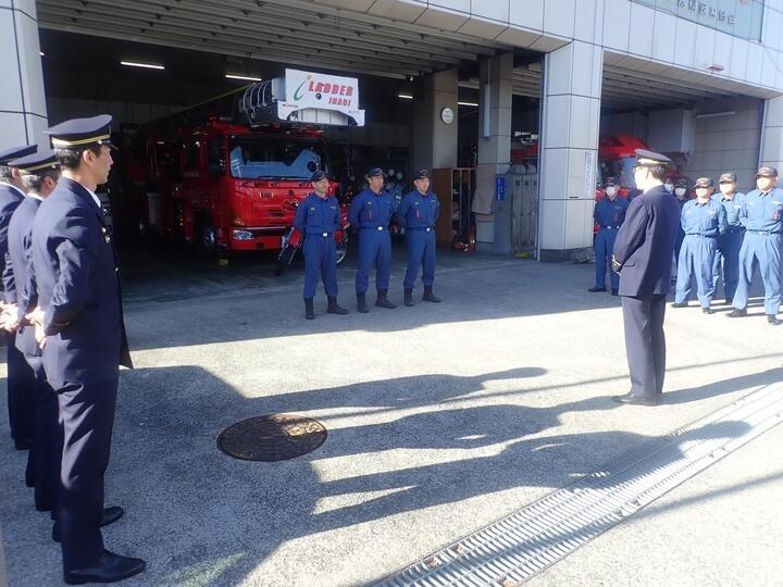 Imagen del segundo miembro enviado del equipo de emergencia contra incendios que regresó a la oficina