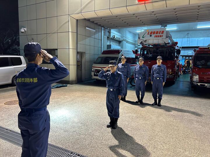 Imagen de los miembros enviados del octavo equipo de ayuda contra incendios de emergencia que regresan a la oficina