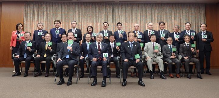 Foto de grupo de los alcaldes de 26 ciudades.
