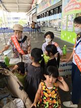 Día de promoción fotográfica Niños esperando para ingresar al jardín de infantes.