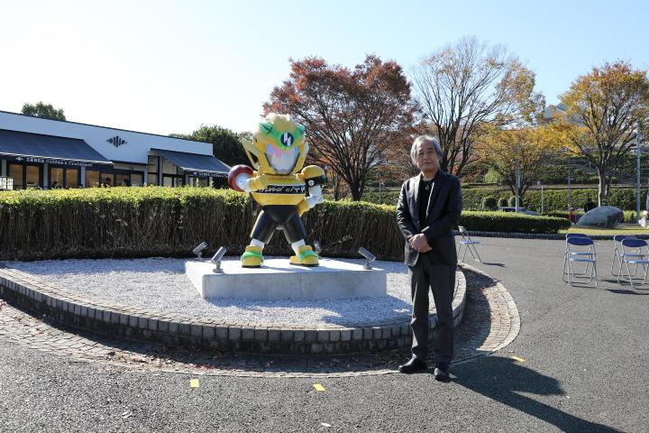 Imagen Sr. Kunio Okawara y el monumento