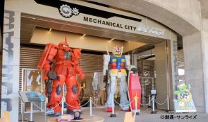 Monumento a Gundam frente a Pair Terrace