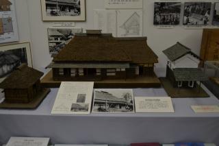 Un modelo de una antigua casa popular, un almacén y una choza de leña del período Edo